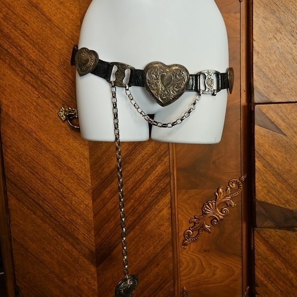 Unknown Accessories - Vintage Heart Concho Black Leather Waist Belt with Silver Chains